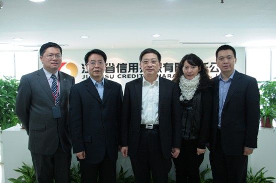 省信用再擔(dān)保有限公司郭輝董事長(zhǎng)一行蒞臨我司視察工作(圖2) 省信用再擔(dān)保有限公司郭輝董事長(zhǎng)一行蒞臨我司視察工作