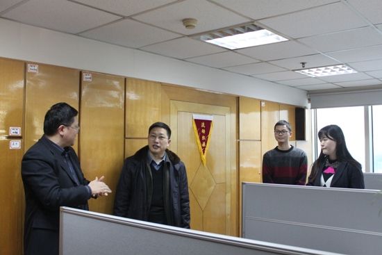 郭輝董事長走訪慰問公司普通員工(圖1) 郭輝董事長走訪慰問公司普通員工