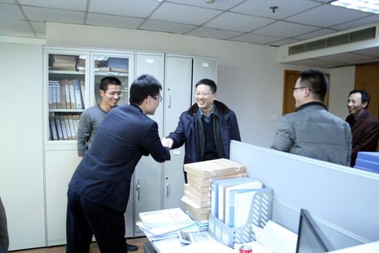 郭輝董事長走訪慰問公司普通員工(圖2) 郭輝董事長走訪慰問公司普通員工
