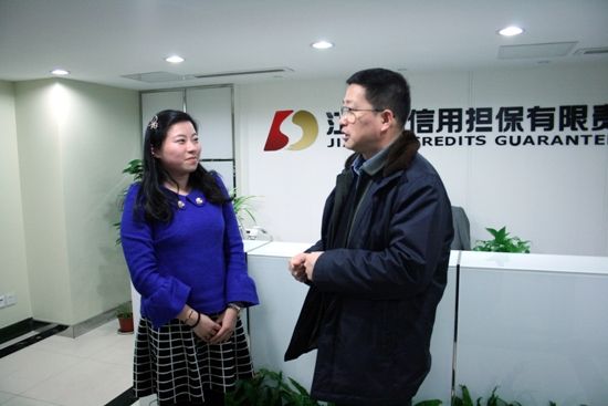 郭輝董事長走訪慰問公司普通員工(圖3) 郭輝董事長走訪慰問公司普通員工