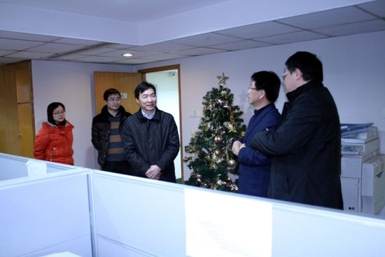 省再擔(dān)保公司領(lǐng)導(dǎo)到公司慰問員工(圖1) 省再擔(dān)保公司領(lǐng)導(dǎo)到公司慰問員工
