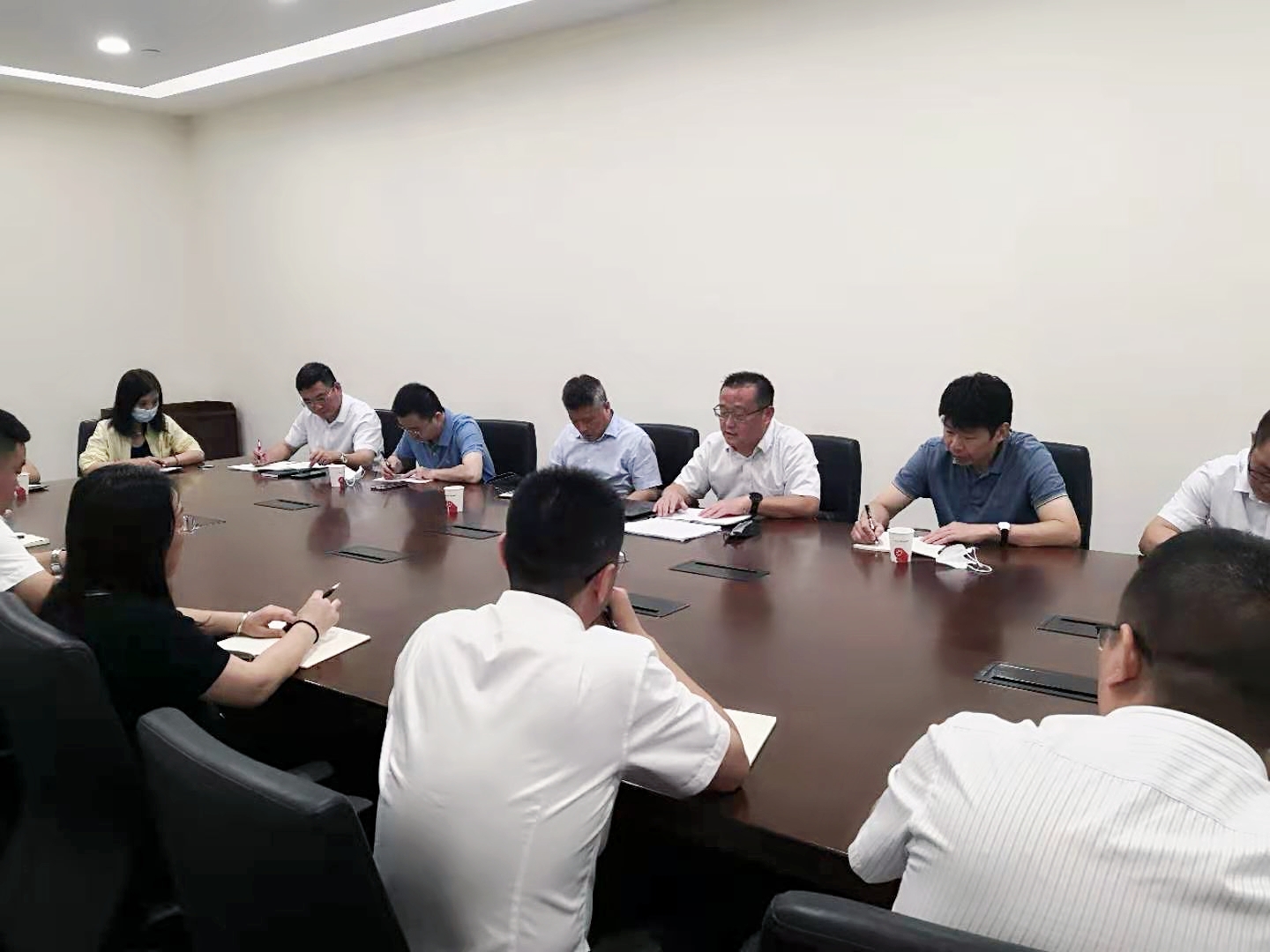 公司領(lǐng)導(dǎo)赴浙商銀行推進(jìn)商票支付履約保證業(yè)務(wù)(圖1) 公司領(lǐng)導(dǎo)赴浙商銀行推進(jìn)商票支付履約保證業(yè)務(wù)(圖1)